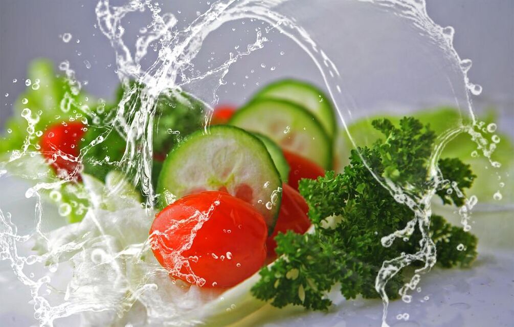 Sveikas maistas ir vanduo yra svarbūs elementai, reikalingi norint numesti svorio