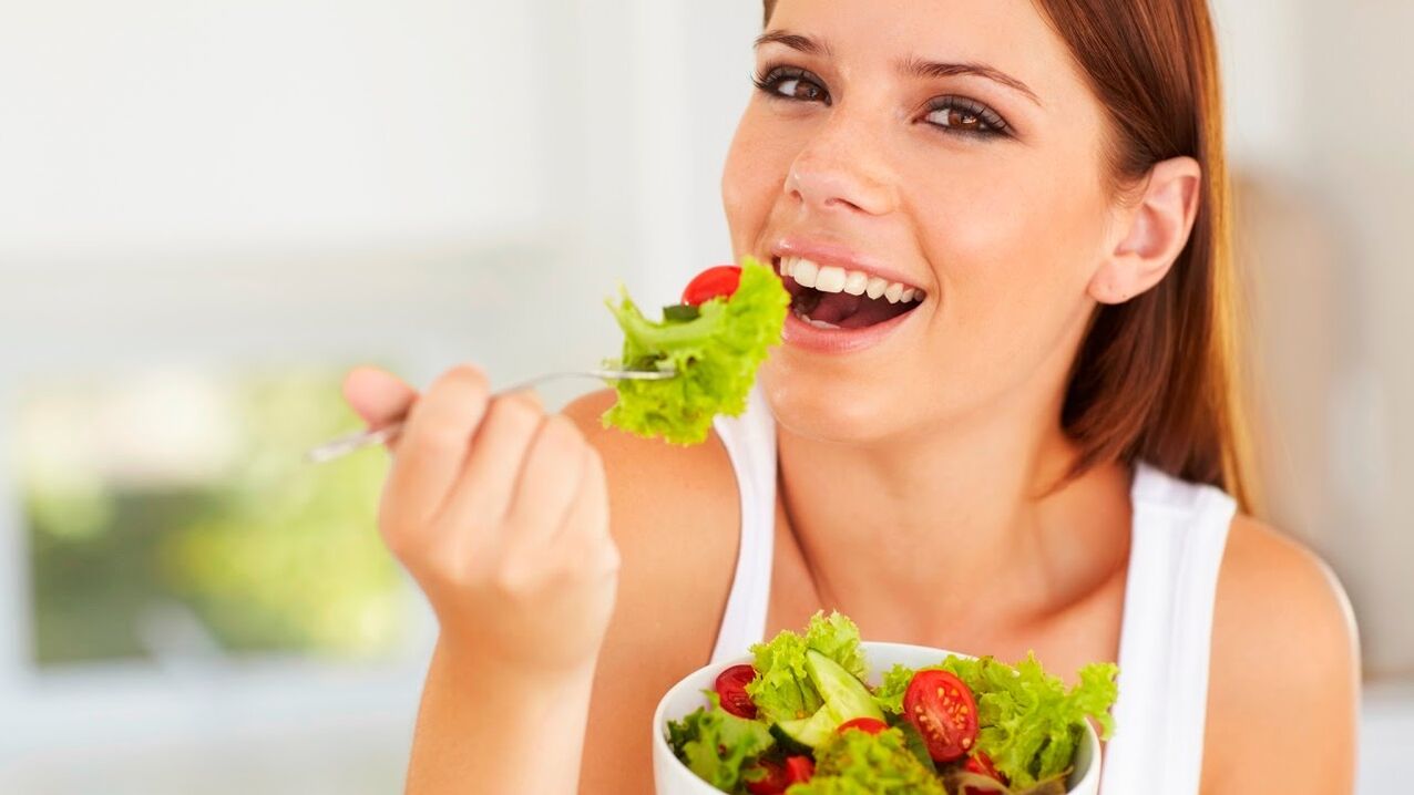 valgydami žalias salotas laikydamiesi tingios dietos
